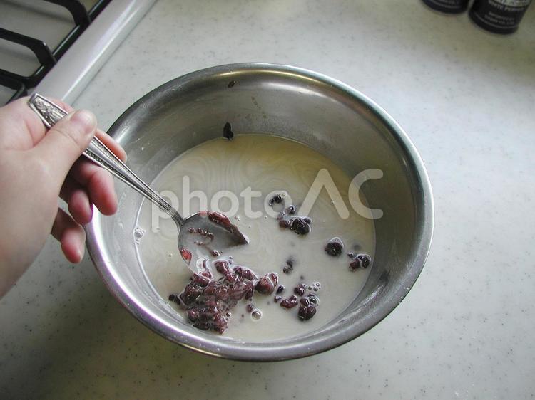 小豆を混ぜる 小豆,粉,小麦粉の写真素材