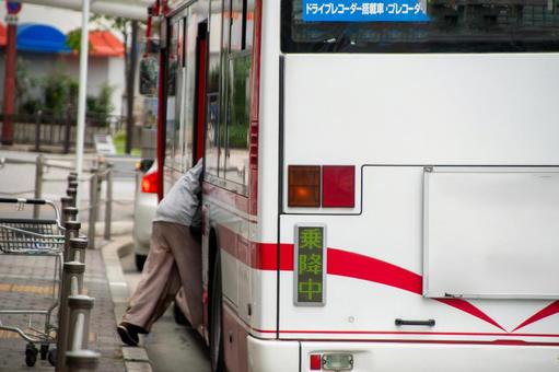 路線バスに乗客が乗り込む様子 路線バスに乗客が乗り込む様子の写真