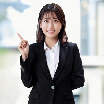 指を指してポイントを説明する女性の写真