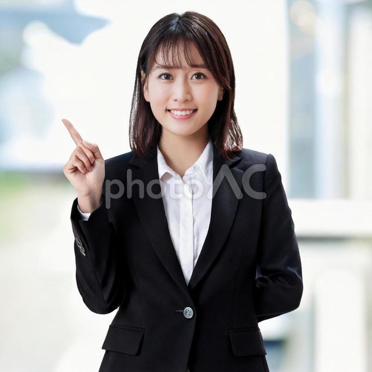 指を指してポイントを説明する女性 女性,説明,ビジネスの写真素材
