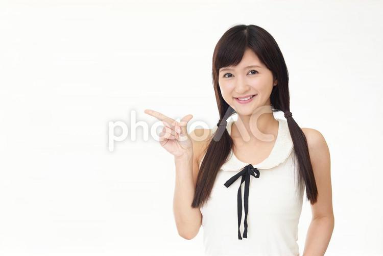 指さす笑顔の女性 女性,笑顔,微笑むの写真素材