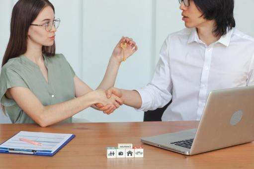 握手をする男女 事務職,接客業,同僚の写真素材