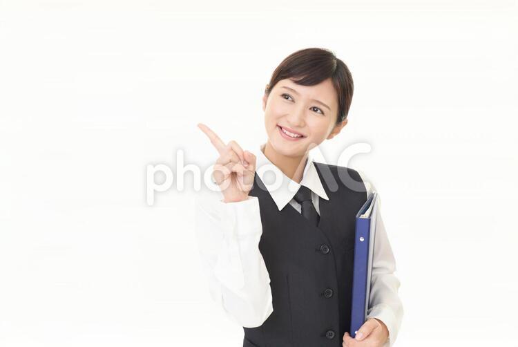 指示する笑顔のビジネスウーマン 女性,ビジネスウーマン,女の写真素材