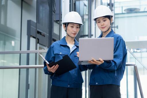 ビルメンテナンスする女性エンジニア 不動産,エンジニア,メンテナンスの写真素材