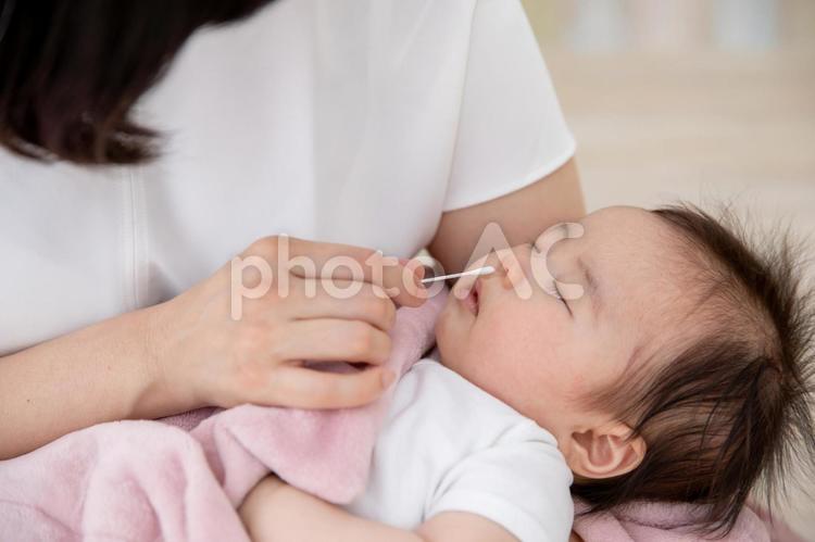 赤ちゃんの鼻ケア 鼻づまり,風邪,鼻の写真素材