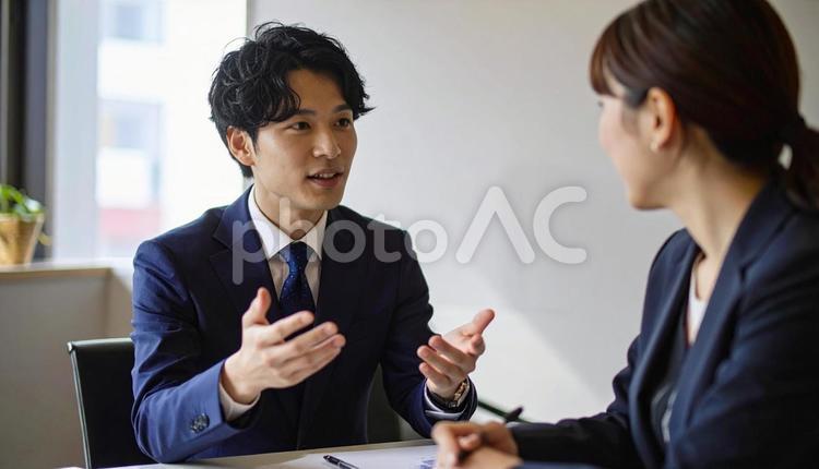 テーブルを囲んで会議するビジネスパーソン ビジネス,会議,ミーティングの写真素材