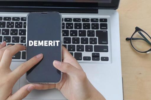 スマホを持つ男性　DEMERITイメージ デメリット,demerit,悪いの写真素材