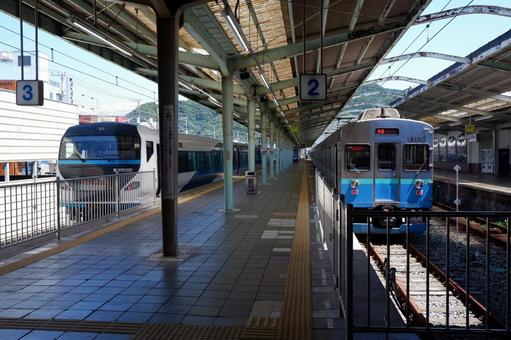 下田駅に停車中の特急踊り子と普通電車 下田駅に停車中の特急踊り子と普通電車 電車,鉄道,特急の写真素材