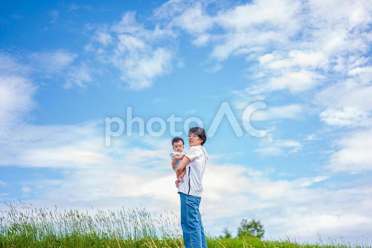 親子と青空(その１) 赤ちゃん,家族,青空の写真素材