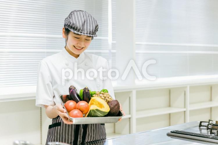 野菜を持つ調理師（笑顔） 野菜,調理師,調理員の写真素材
