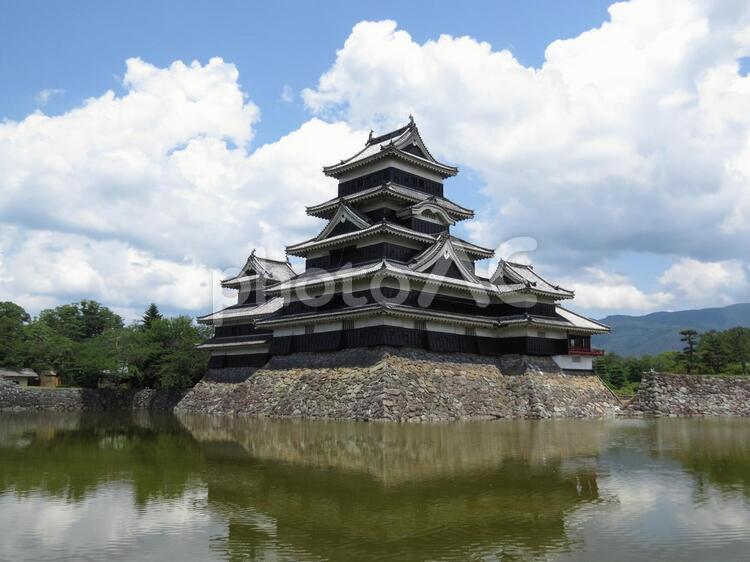 初夏の雲と松本城（横） 松本城,国宝,100名城の写真素材