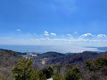 青い空と海を望む山頂からの雄大な景色 景色,風景,海の写真素材
