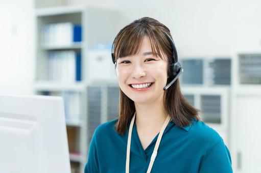 オペレーターの若い女性 オペレーター,ビジネスウーマン,ビジネスの写真素材