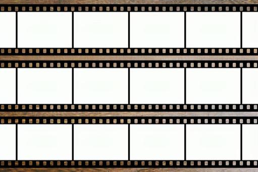 木のテーブルに置いた35mmポジフィルム 木のテーブルに置いた35mmポジフィルム ネガ,35mm,ポジフィルムの写真素材