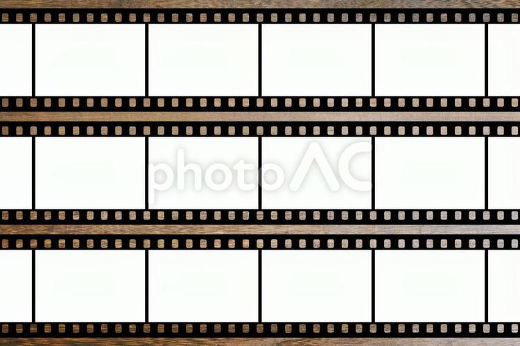 木のテーブルに置いた35mmポジフィルム ネガ,35mm,ポジフィルムの写真素材