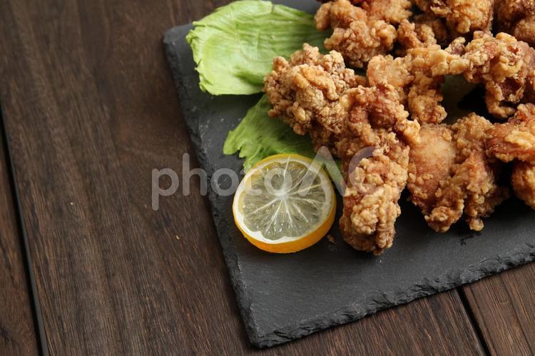カリカリの唐揚げ盛り合わせ 唐揚げ,鶏肉,揚げ物の写真素材