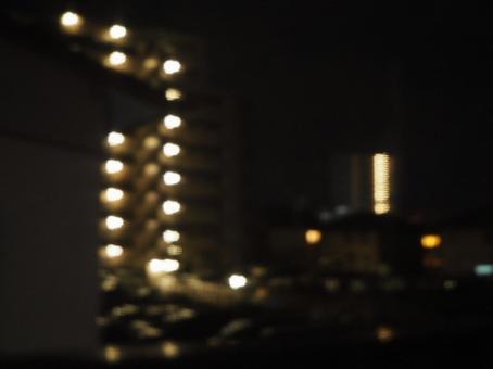 夜のマンションの灯 夜,マンション,光の写真素材