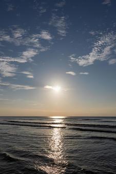 太陽の光が輝く穏やかな海と空 太陽の光が輝く穏やかな海と空の写真
