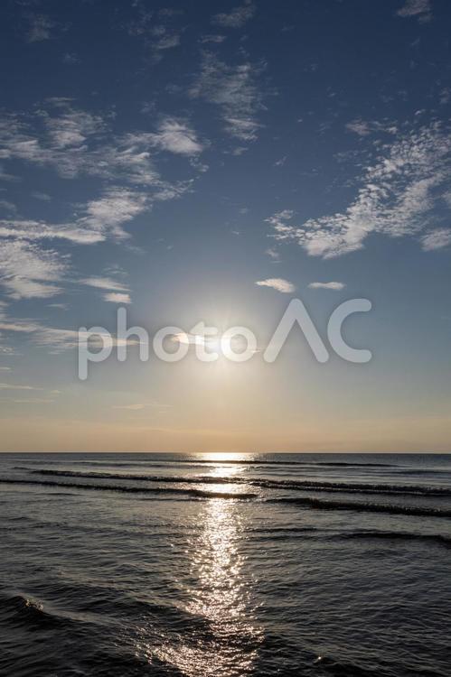 太陽の光が輝く穏やかな海と空 太陽の光が輝く穏やかな海と空 石川県,なぎさドライブウェイ,海の写真素材