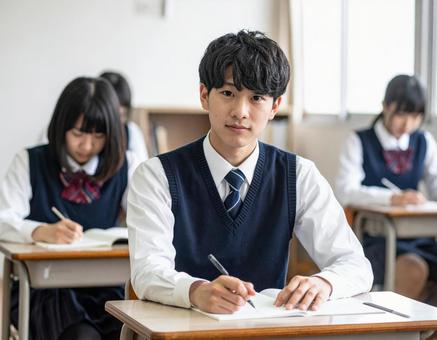 集中して授業に取り組み学習する男子学生 集中して授業に取り組み学習する男子学生の写真
