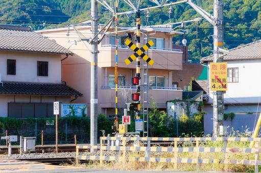 静かな踏切の風景 静かな踏切の風景 踏切,鉄道,黄色い標識の写真素材