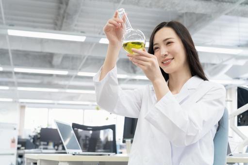 実験をする白衣の若い女性研究者 研究,サイエンス,実験の写真素材