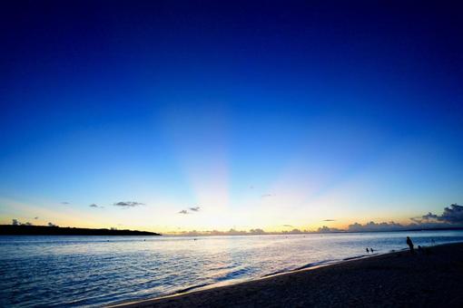 与那覇前浜の夕焼けマジックアワー 与那覇前浜の夕焼けマジックアワー 与那覇前浜,宮古島,沖縄の写真素材