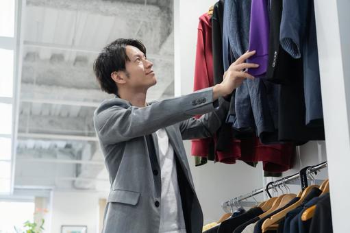 ショッピングをする若い男性 ショッピング,買い物,男性の写真素材