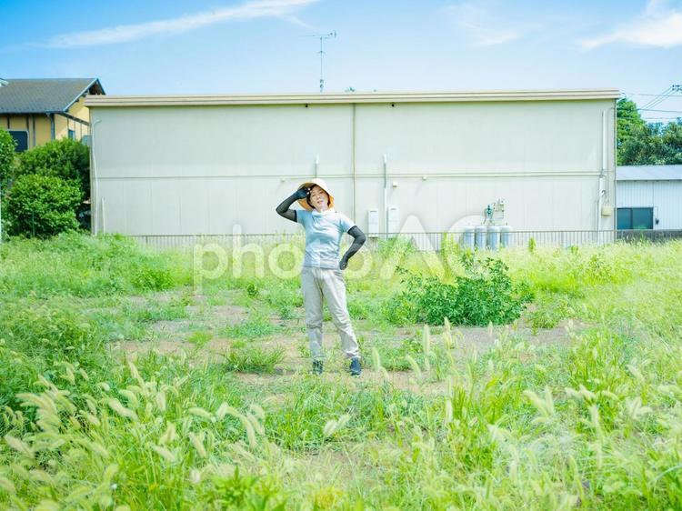 35：草むしりを終えた女性 屋外作業,草刈り,雑草の写真素材