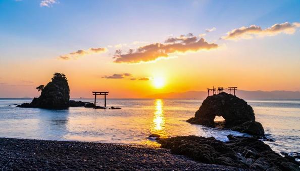 朝焼けの夫婦岩からの朝日 朝焼けの夫婦岩からの朝日の写真