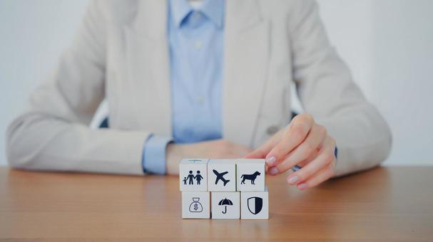 綺麗に積み上げられたキューブと手元 保険業,事務職,接客業の写真素材