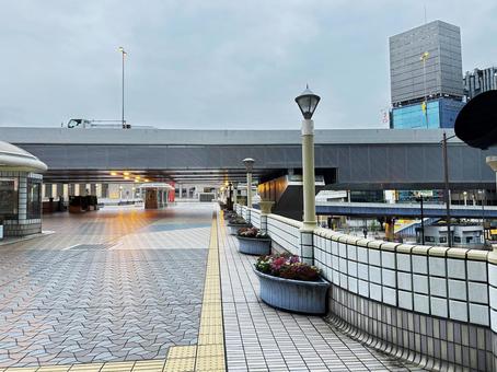 早朝の上野の街並み 早朝の上野の街並み 上野駅正面玄関口,歩道橋,上野駅前の写真素材