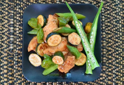 夏野菜の炒め物(ハイアングル) 夏野菜の炒め物(ハイアングル)の写真