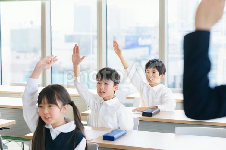 教室で挙手する授業イメージ 授業,入学試験,お受験の写真素材
