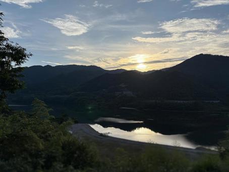 湖に映る夕焼け 夕焼け,湖,自然の写真素材