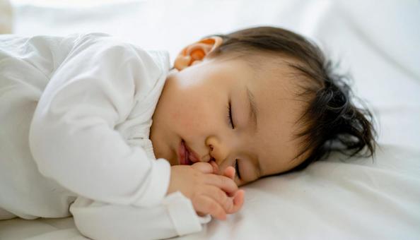 お昼寝をする日本人の赤ちゃん お昼寝をする日本人の赤ちゃんの写真