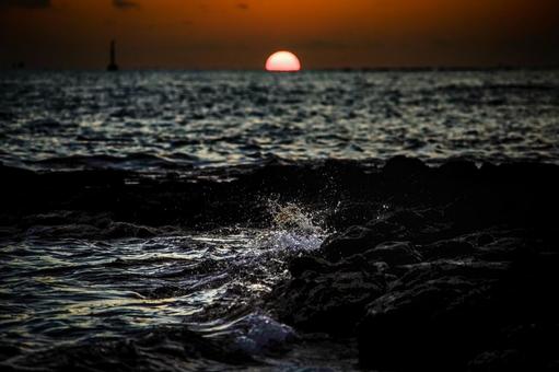 <素材>静かに日が沈む海の波しぶきの景色 <素材>静かに日が沈む海の波しぶきの景色 海,空,サンセットの写真素材