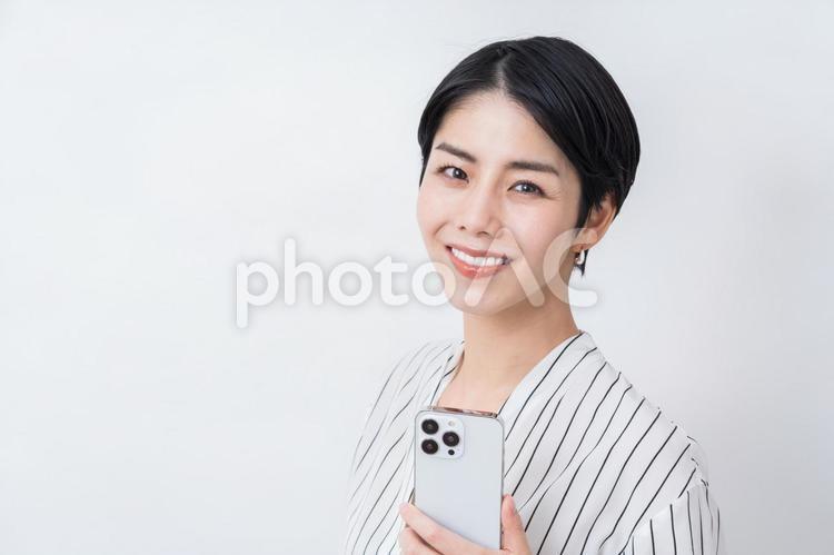スマホを使うビジネスパーソン。 ビジネスウーマン,女性,キャリアウーマンの写真素材