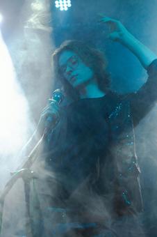 スモークと青系ライトで歌う男性 スモークと青系ライトで歌う男性 男性,スモーク,マイクの写真素材