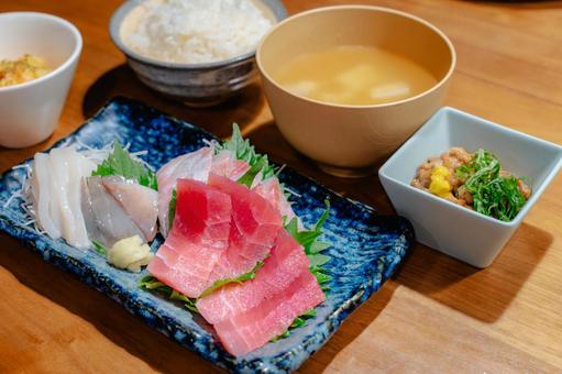 刺身の夕食定食 刺身,マグロ,アジの写真素材