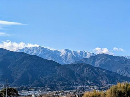 山の向こうの山は雪が積もってる 山の向こうの山は雪が積もってるの写真