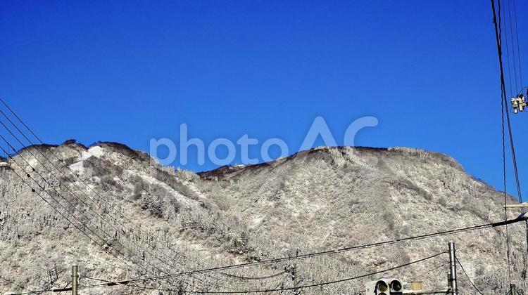 新潟県湯沢町国道17号沿いの朝の風景 冬,山,雪の写真素材