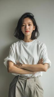 親しみやすい笑顔のアジアン女性 親しみやすい笑顔のアジアン女性の写真