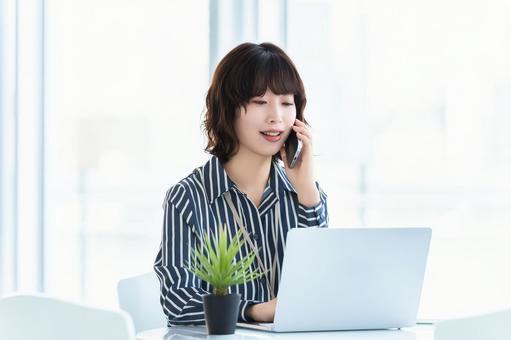 スマホで話す女性・ビジネスウーマン 女性,スマホ,スマートフォンの写真素材