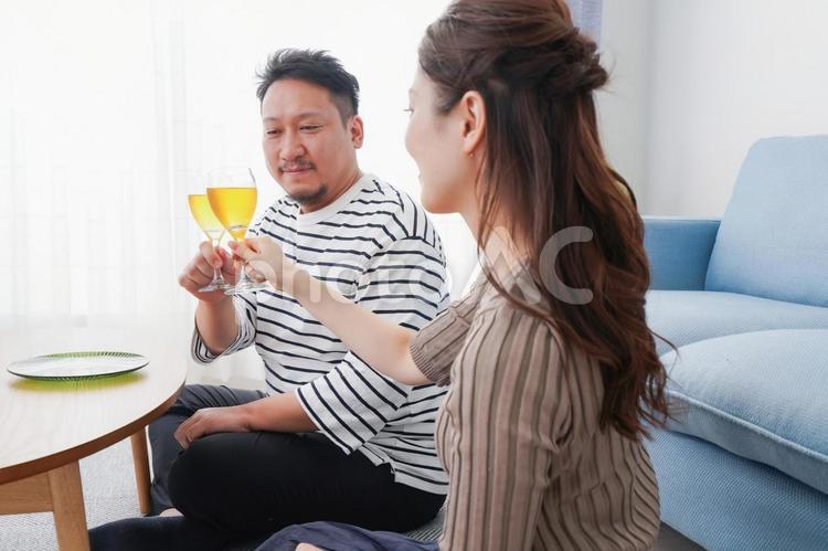 おうちで乾杯をする若い男女 男女,若い,アルコールの写真素材