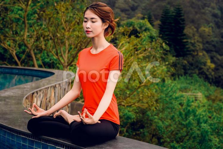 自然の中のプールのヘリでヨガをする女性14 ヨガ,女性,台湾人の写真素材