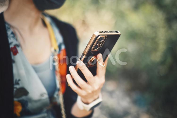スマホを持つ女性 スマホ,電話,携帯の写真素材