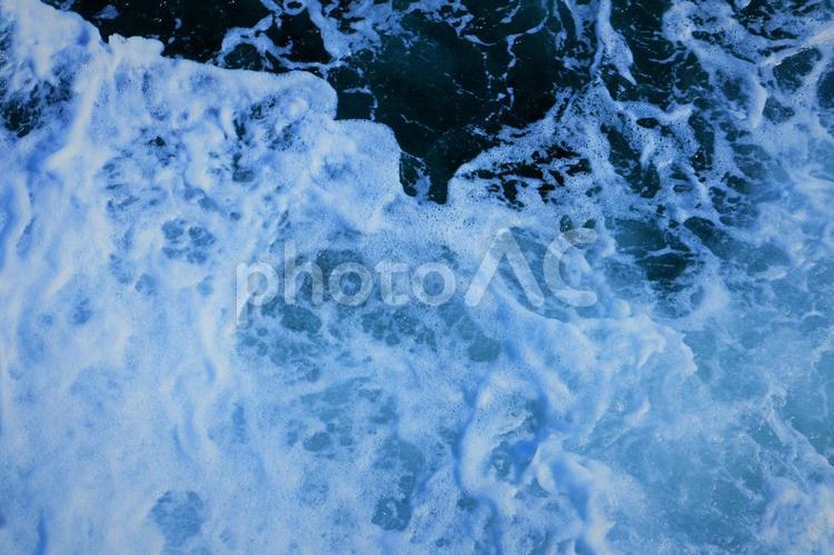 紺色の海の色と白い波 波,波の模様,模様の写真素材