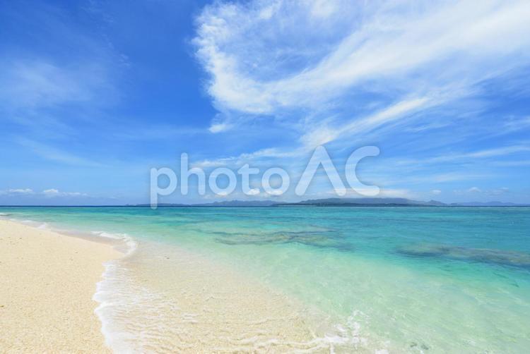 南国沖縄の美しいビーチとさわやかな空 沖縄,海,ビーチの写真素材