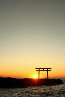 大洗磯崎神社の夜明け 鳥居,風景,海の写真素材